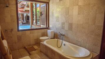 Separate bathtub and shower, deep-soaking bathtub, free toiletries