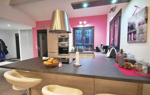 Réfrigérateur, micro-ondes, plaque de cuisson, lave-vaisselle