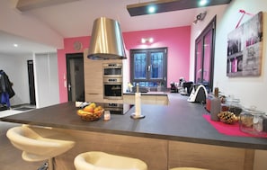 Réfrigérateur, micro-ondes, plaque de cuisson, lave-vaisselle