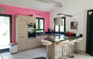 Jääkaappi, liesi, astianpesukone, kahvin-/teenkeitin