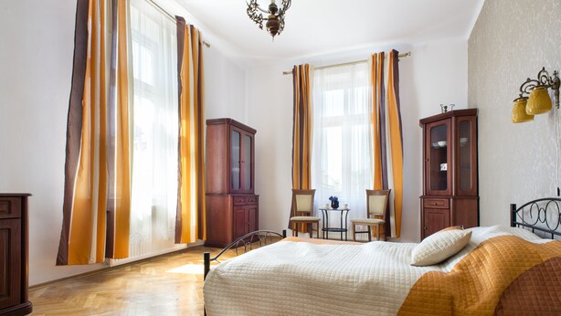 Una camera da letto con un letto, mobili in legno e vista sull'esterno.