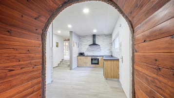 Een koelkast, een kookplaat, een vaatwasser