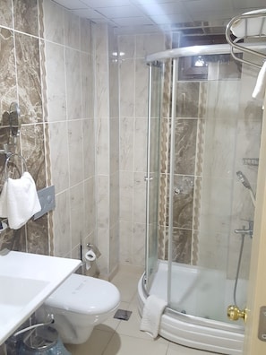 Regadera, amenidades de baño gratuitas, secadora de cabello