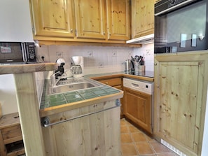 Coffee/tea maker, fridge, oven, stovetop