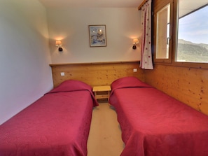 1 bedroom, bed sheets
