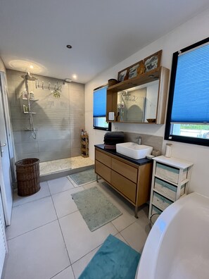 Combined shower/bathtub, hair dryer, towels, soap - Emma's house, 3 bedrooms with garden, near Lille (Prémesques)