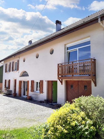 Exterior. Homerez - Comfortable Apartment with Garden