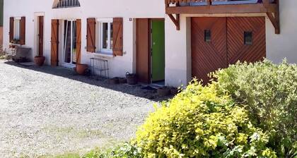 Homerez - Comfortable Apartment with Garden