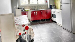 Frigorífico, microondas, horno y placa de cocina