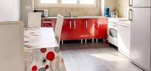 Fridge, microwave, oven, stovetop - Homerez - Comfortable Apartment with Garden (Saint-Dié-des-Vosges)