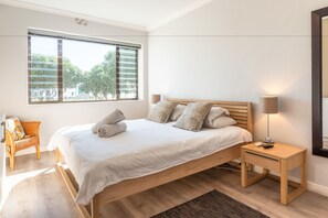 Luxury Apartment, 2 Bedrooms, Balcony, Ocean View | 2 bedrooms, premium bedding, desk, iron/ironing board - Sherrington Court suite 1 (Cape Town)