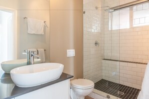 Luxury Apartment, 2 Bedrooms, Balcony, Ocean View | Bathroom | Deep soaking tub, free toiletries, hair dryer, towels - Sherrington Court suite 1 (Cape Town)
