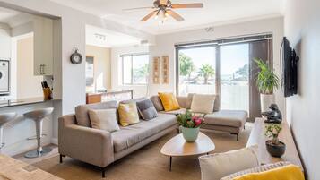 Căn hộ Cao cấp, 2 phòng ngủ, ban công, quang cảnh biển | 2 phòng ngủ, bộ đồ giường cao cấp, bàn, bàn ủi/dụng cụ ủi quần áo