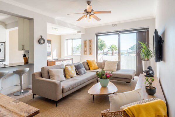 Luxury Apartment, 2 Bedrooms, Balcony, Ocean View | 2 bedrooms, premium bedding, desk, iron/ironing board - Sherrington Court suite 1 (Cape Town)