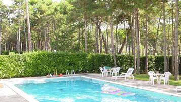 Kolam renang outdoor musiman, dengan kursi berjemur