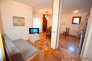 Departamento superior, 3 habitaciones (briD) | Área de sala de estar | Televisión de pantalla plana 