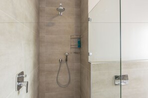 Familienhaus, 4 Schlafzimmer, zum Garten hin | Dusche im Bad