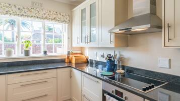 Family House, 4 Bedrooms, Garden Area | Private kitchen | Fridge, microwave, oven, stovetop