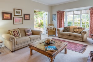 Family House, 4 Bedrooms, Garden Area | Living area