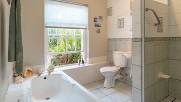 Family House, 4 Bedrooms, Garden Area | Bathroom | Separate bathtub and shower, deep-soaking bathtub, free toiletries