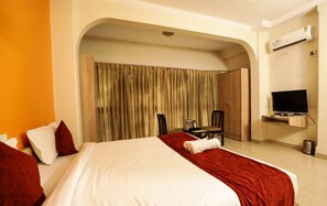 11 bedrooms, individually decorated, individually furnished, desk - Lofty Seasons Service Apartments (Pune)