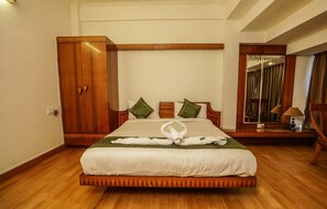 11 bedrooms, individually decorated, individually furnished, desk - Lofty Seasons Service Apartments (Pune)
