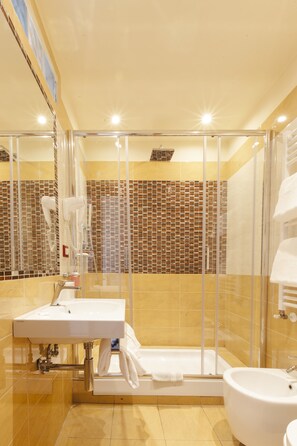 Tweepersoonskamer, balkon, uitzicht op de stad | Badkamer | Een douche, gratis toiletartikelen, een haardroger, pantoffels