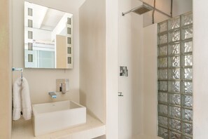 Superior Penthouse, 2 Bedrooms, Ensuite, City View | Bathroom