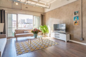 Penthouse superior, 2 habitaciones, baño en la habitación, vista a la ciudad | Sala de estar | Televisión de pantalla plana