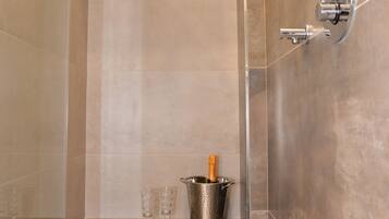 Quadrupla Luxury | Bagno | Doccia, soffione a pioggia, set di cortesia gratuito, asciugacapelli