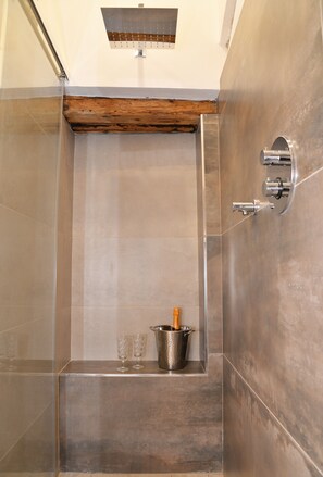 Luxury Quadruple Room | Bathroom | Shower, rainfall showerhead, free toiletries, hair dryer - Civico29 B&B (Como)