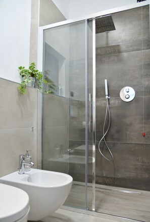 Superior Triple Room | Bathroom | Shower, rainfall showerhead, free toiletries, hair dryer - Civico29 B&B (Como)