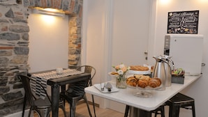 A breakfast setup with pastries, a coffee pot, and a sign saying "Good Morning". - Civico29 B&B (Como)