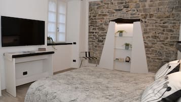 Luxury Quadruple Room | Desk, blackout drapes, soundproofing, iron/ironing board
