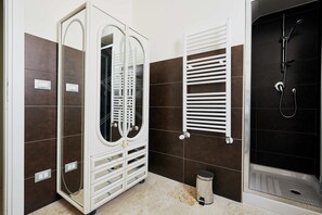 Family Triple Room, Garden View (Galeno) | Bathroom | Shower, hair dryer, bidet, towels