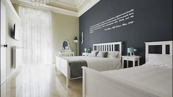 Quarto triplo panorâmico, acessível (Hippocrates) | Quartos à prova de som, ferros/tábuas de passar roupa, Wi-Fi de cortesia