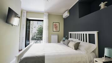 Panorama tweepersoonskamer, terras (Archigenes) | Geluiddichte muren, een strijkplank/strijkijzer, gratis wifi