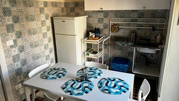 Shared fridge, microwave, cookware/dishes/utensils