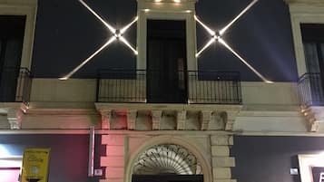 Fachada da propriedade à noite