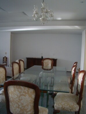 Phòng đôi tiện nghi đơn giản | Khu vực ăn uống tại phòng