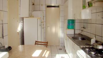 Quarto casal conforto | Cozinha privada | Refrigerador em uma área comum, cafeteira/chaleira