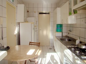 Quarto casal conforto | Cozinha privada | Refrigerador em uma área comum, cafeteira/chaleira