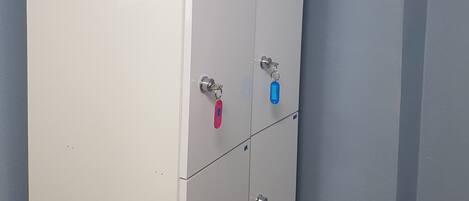 Un meuble blanc à deux portes, chacune munie d’un porte-clés.