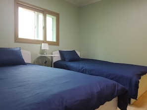 Chambre avec lits jumeaux | Système d’insonorisation, accès au Wi-Fi (inclus), literie fournie