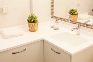 Apartamento | Banheiro | Chuveiro, produtos de toalete grátis, secador de cabelo