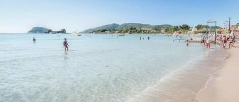 بالقرب من الشاطئ