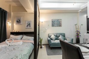 Standard Studio | Desk, iron/ironing board, free WiFi, bed sheets - Jen's Comfy Home (Parañaque)