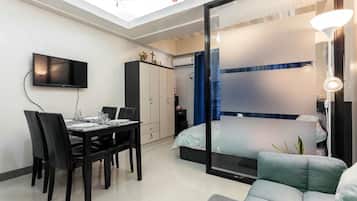 Standard Studio | Living area | 32-inch flat-screen TV with cable channels, TV