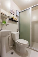 Ducha, artículos de tocador gratuitos, pantuflas, bidet