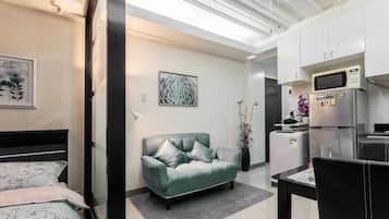 Standard Studio | Living area | 32-inch flat-screen TV with cable channels, TV